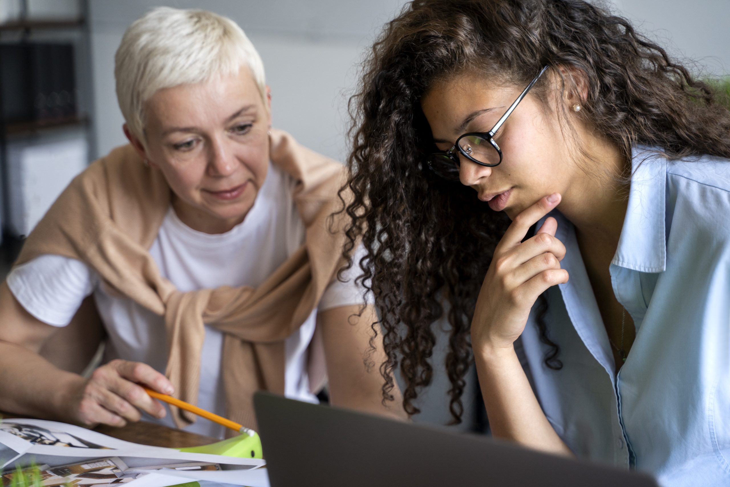 Une femme mentor aide une jeune fille